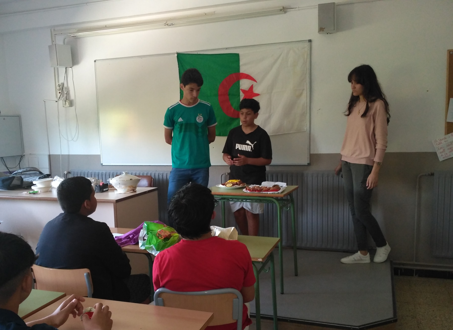 Exposició internacional Aula d'Acollida Mehrez, Maria i Miriam Hammza: Cuina i cultura algeriana